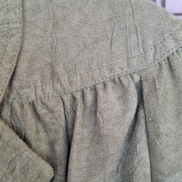 RQT Ultra Suede Top SzXL Long Sleeve 3 Button Closure Sage Green Polyester NWOT - Picture 4 of 9